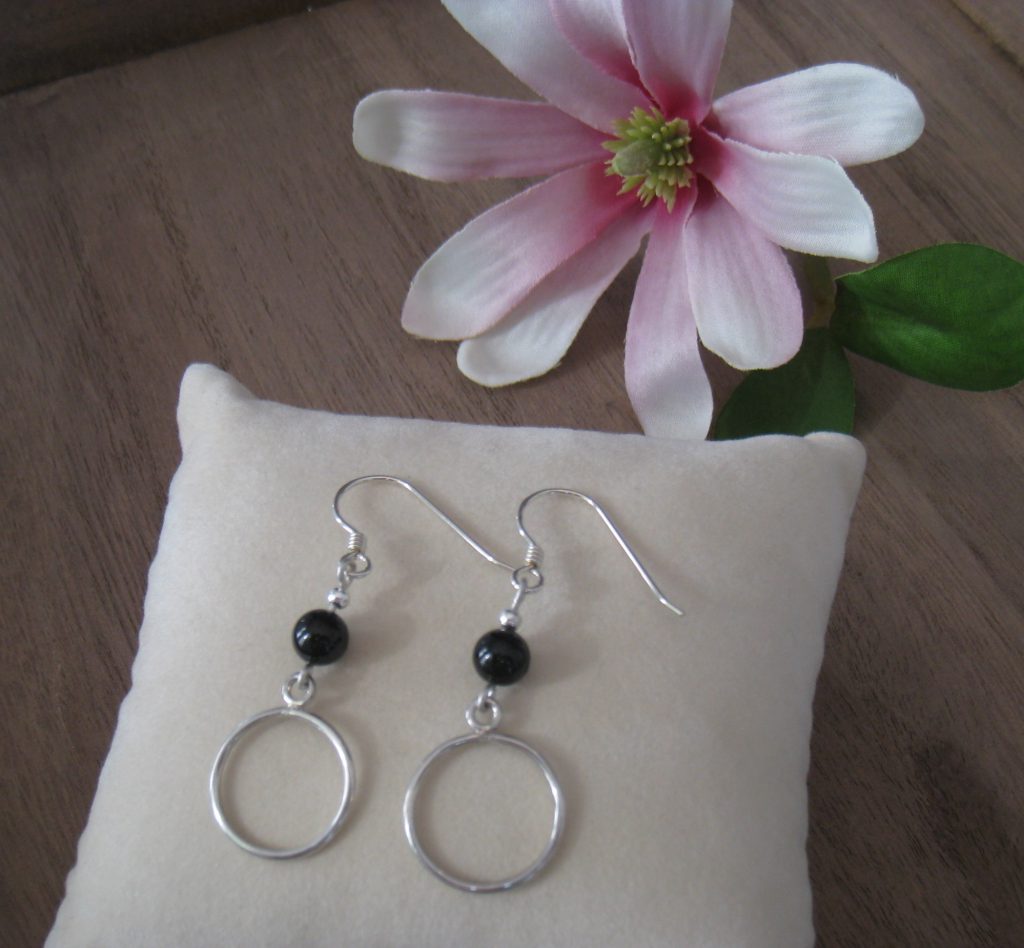 boucle d'oreilles en argent avec anneau surmonté d'une perle en tourmaline noire