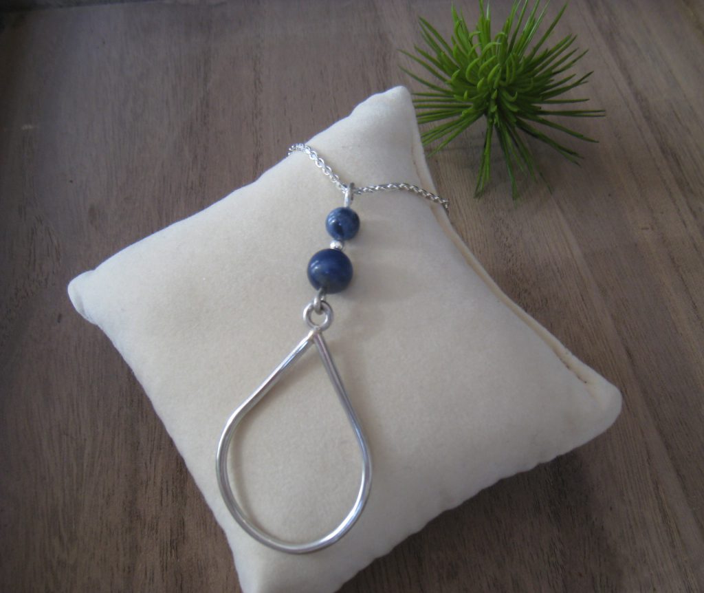 pendentif en forme de goutte surmonté de 2 perles en sodalite (bleue) dimensions 70mm