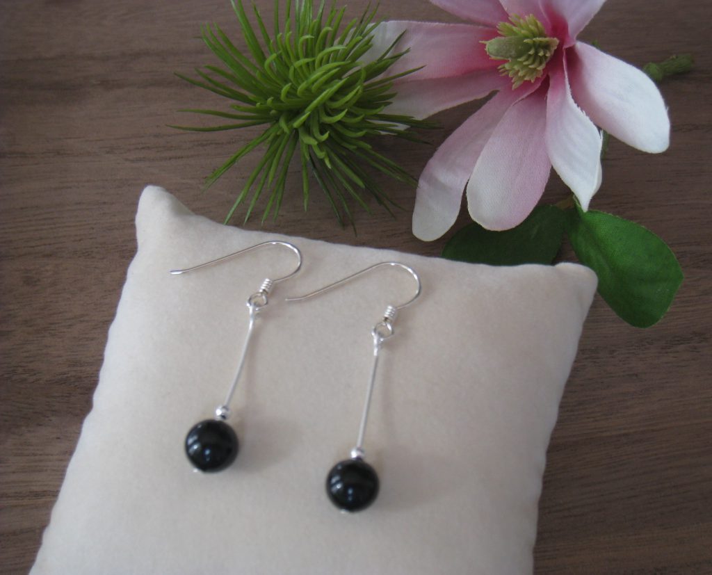 boucle d'oreilles en fil d'argent avec perle en tourmaline noire
