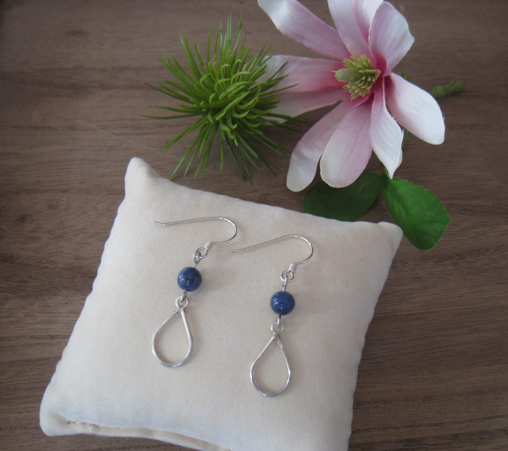 boucle d'oreilles argent en forme de goutte surmontée d'une perle en sodalite (bleue)