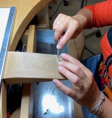 Bénédicte créant un bijoux