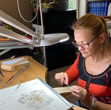 Bénédicte créant un bijoux