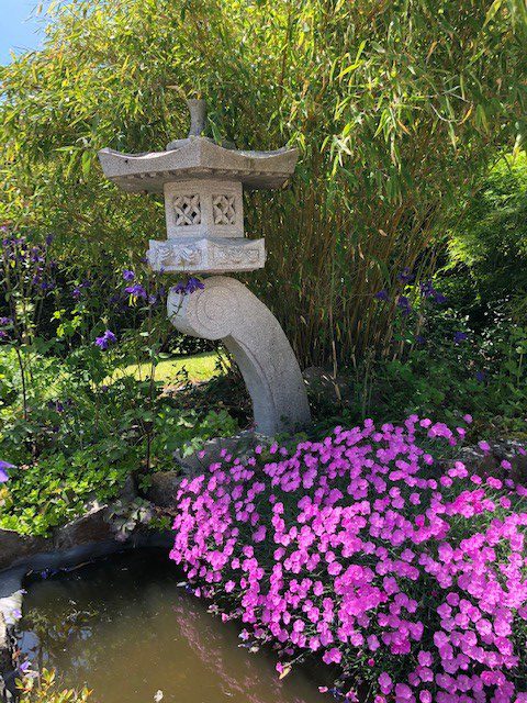 jardin zen avec lanterne en pierre