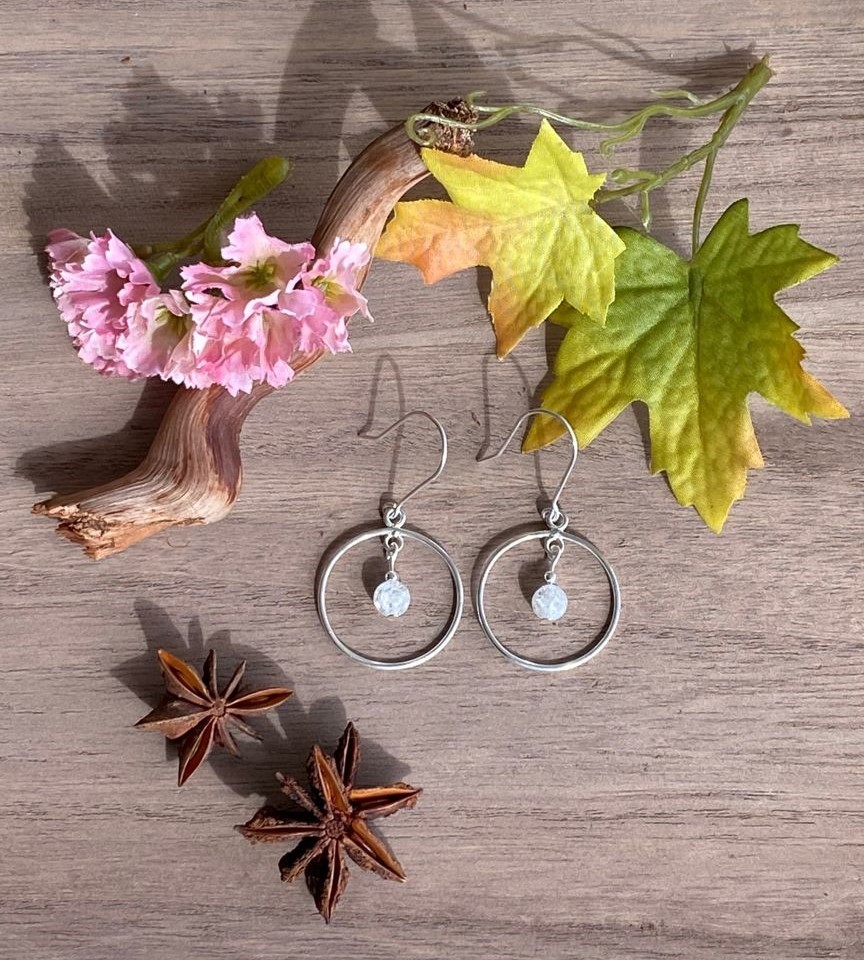 boucle d'oreille créole en argent avec perle de quartz en pendentif à l'intérieur de la créole