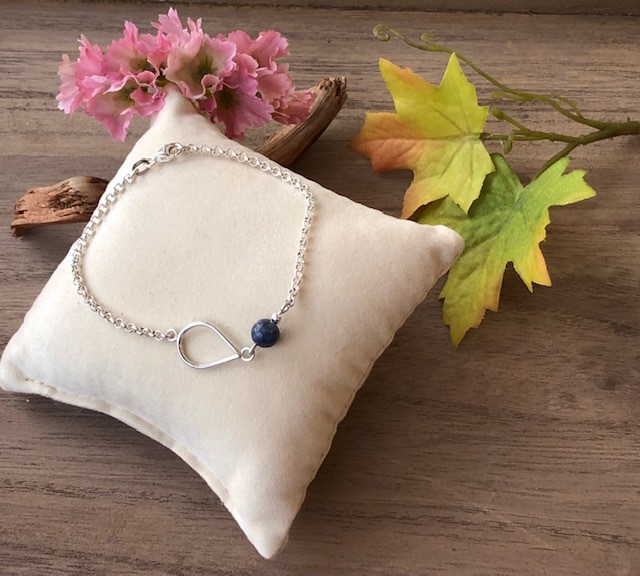 bracelet en argent chaine de type Jasseron 2,5mm serti d'une goutte en argent et d'une perle en sodalite (bleue)