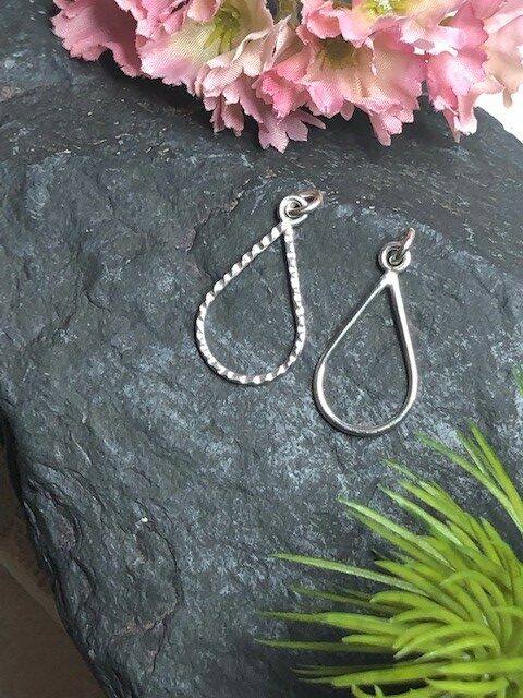 petits pendentifs en forme de goutte en argent 925 finition lisse ou fraisé